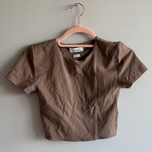 Aritzia brown taupe short sleeve babaton contour crop top